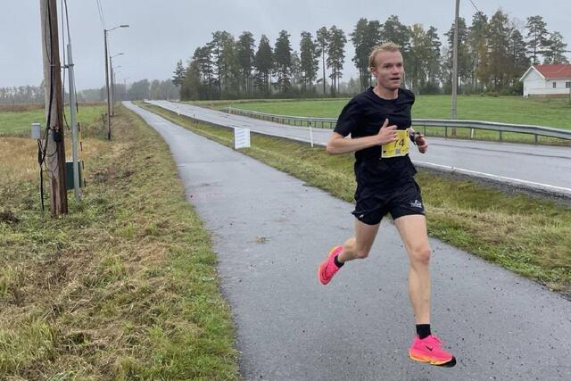 Even Bentzen Løvås løper inn til dagens første seier på Neskollen. (Foto: Arraangøren)