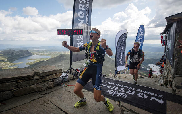 Ein sliten og lukkeleg Hans Christian Tungesvik jublar for sigeren i Norseman 2019. (Foto: Kai-Otto Melau / NXTRI)
