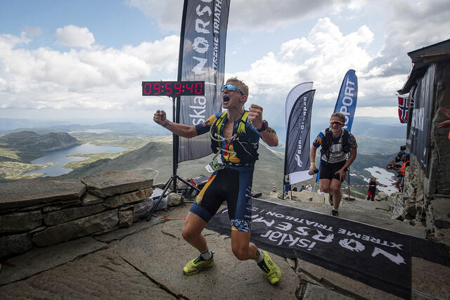 Ein sliten og lukkeleg Hans Christian Tungesvik jublar for sigeren i Norseman 2019. (Foto: Kai-Otto Melau / NXTRI)