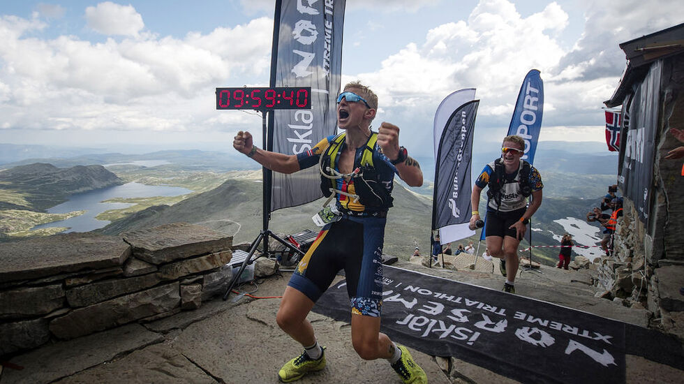 Ein sliten og lukkeleg Hans Christian Tungesvik jublar for sigeren i Norseman 2019. (Foto: Kai-Otto Melau / NXTRI)