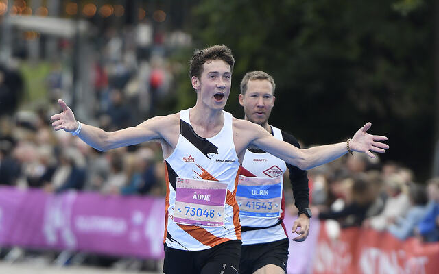 Trippelvinner Ådne Skogsbakken på vei mot mål etter maratonløper. Senere på dagen fulgte halvmaraton og 10 km. (Foto: Bjørn Johannessen)