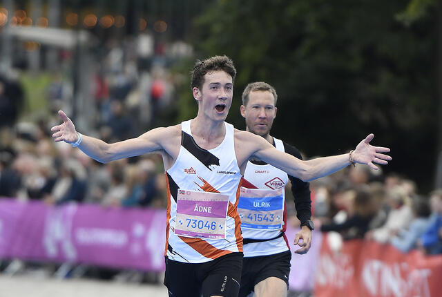 Trippelvinner Ådne Skogsbakken på vei mot mål etter maratonløper. Senere på dagen fulgte halvmaraton og 10 km. (Foto: Bjørn Johannessen)