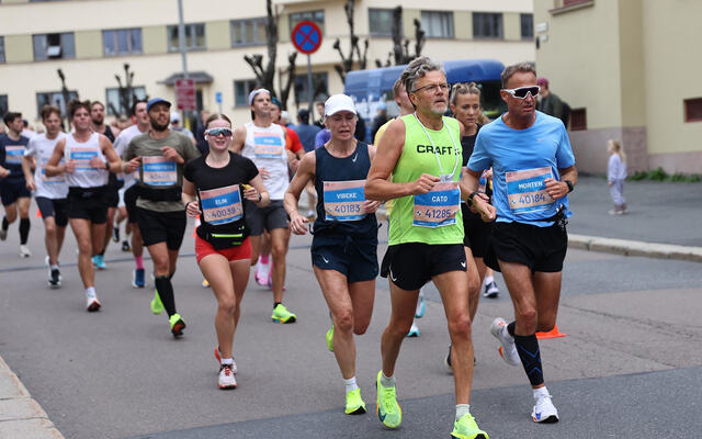 Cato Thunes i tet som fartsholder for Morten og Vibeke Wike under Oslo Maraton. (Foto: Bjørn Hytjanstorp)