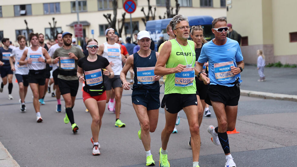 Cato Thunes i tet som fartsholder for Morten og Vibeke Wike under Oslo Maraton. (Foto: Bjørn Hytjanstorp)