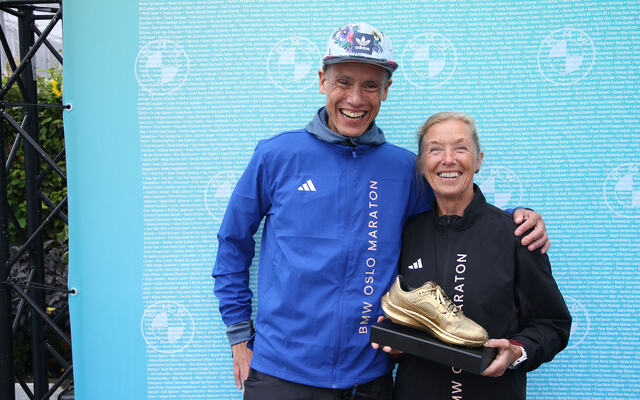 Kondis-president Tim Bennett var den som overrakte Synøve Brox hennes femte gullsko som årets beste norske veteranløper. (Foto: Runar Gilberg)