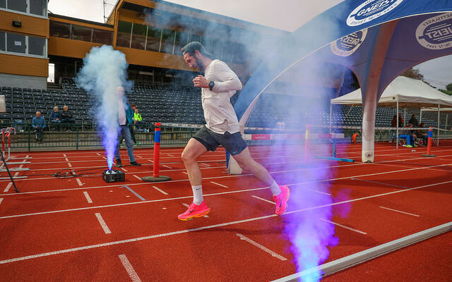Georg Halland løper i mål i Bergen 5000 challenge på den gode tiden 17:44. (Alle foto: Arne Dag Myking)