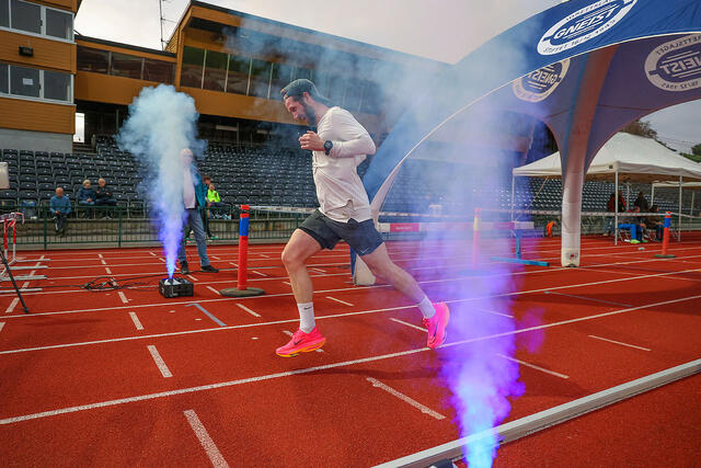 Georg Halland løper i mål i Bergen 5000 challenge på den gode tiden 17:44. (Alle foto: Arne Dag Myking)