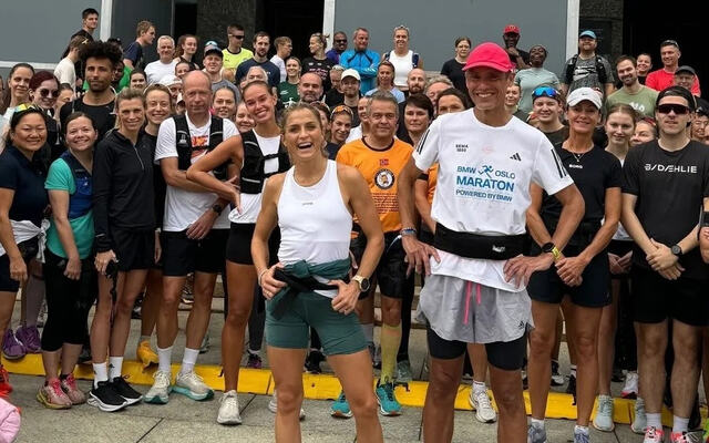 Løpebølgen lever, og et par uker før Oslo Maraton var det mange som ville løpe gjennom 10 for Grete-løypa sammen med Therese Johaug og Tim Bennett. (Foto: privat)
