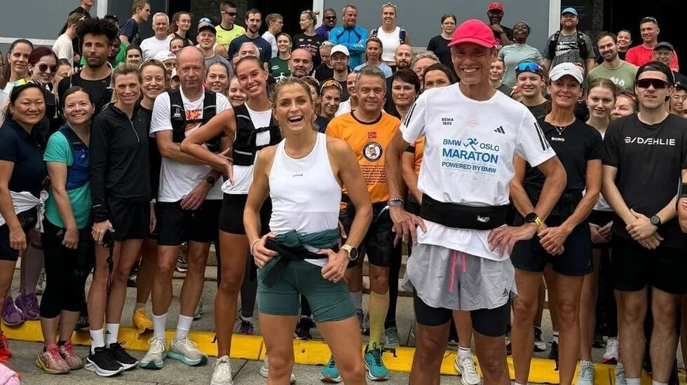 Løpebølgen lever, og et par uker før Oslo Maraton var det mange som ville løpe gjennom 10 for Grete-løypa sammen med Therese Johaug og Tim Bennett. (Foto: privat) 