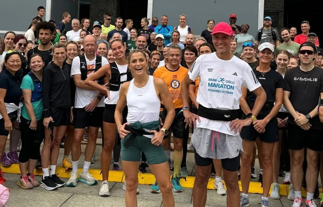 Løpebølgen lever, og et par uker før Oslo Maraton var det mange som ville løpe gjennom 10 for Grete-løypa sammen med Therese Johaug og Tim Bennett. (Foto: privat)