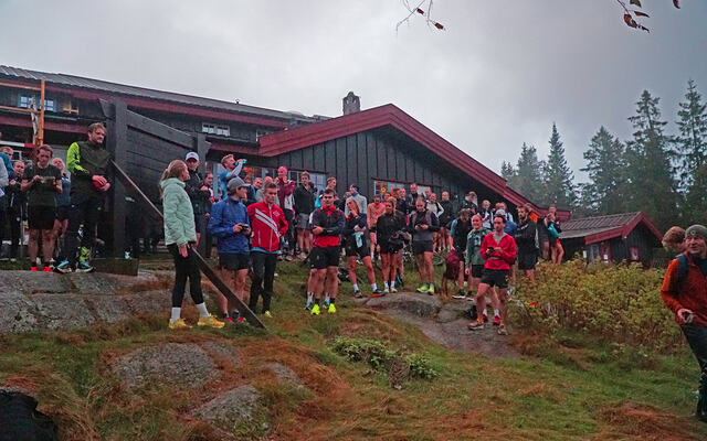 En god gjeng med både løpere og tilskuere utenfor Skjennungstua etter motbakkeløept Skjennungstua Open. (Foto: Arrangøren)