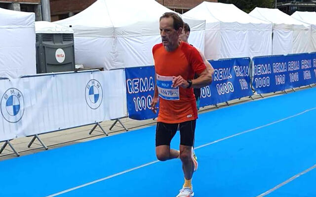 Oransje løper på den blå løper etter 42 km (Foto: Bjørg Enger)