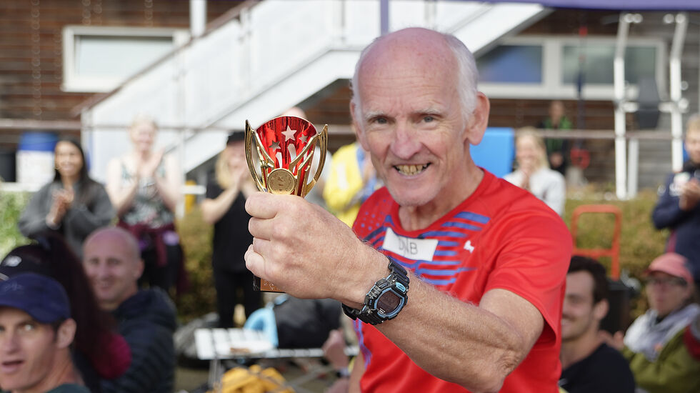 Per Audun Heskestad med det synlige beviset på at han er klassevinner i det britiske mesterskapet i 24-timersløp. (Foto: Surabhamat Galimov)