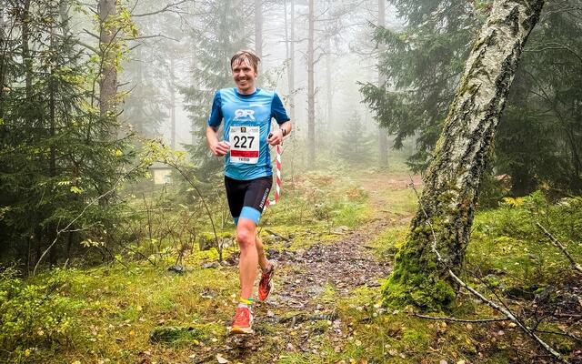 Allan Hovda smilende på vei til soleklar seier i tåka fra morgenen av på Hauern Ultra. (Foto: Camilla Bergland)