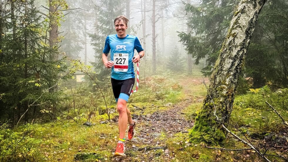 Allan Hovda smilende på vei til soleklar seier i tåka fra morgenen av på Hauern Ultra. (Foto: Camilla Bergland)