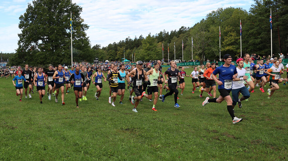 Starten går for 15 kilometeren. Her er pulje 1 på vei ut. (Foto: Tom-Arild Hansen)