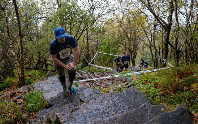 Trappene som bare kalles Stoltzekleiven slynger seg oppover i terrenget mot Sandviksfjellet. (Foto og video: Arne Dag Myking)