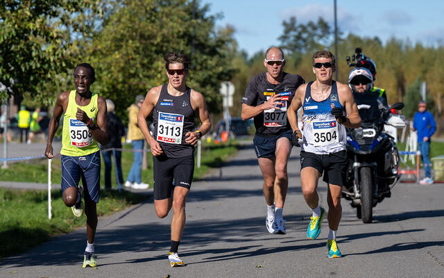 Kenyanske Kevin Kiplagat måtte se seg slått av skiløper Stian Hoelgaard (3504) mens Pål Golberg (3077) kom på tredjeplass. Geir Leirvik (3113) løp inn til fjerdeplass. (Foto: Samuel Hafsahl)