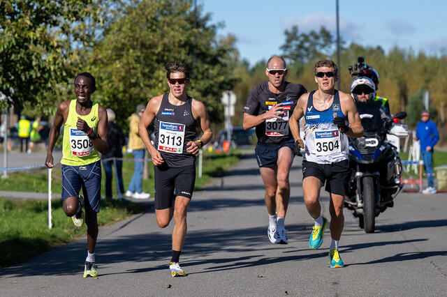 Kenyanske Kevin Kiplagat måtte se seg slått av skiløper Stian Hoelgaard (3504) mens Pål Golberg (3077) kom på tredjeplass. Geir Leirvik (3113) løp inn til fjerdeplass. (Foto: Samuel Hafsahl)