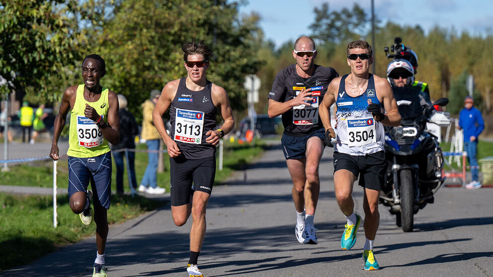 Kenyanske Kevin Kiplagat måtte se seg slått av skiløper Stian Hoelgaard (3504) mens Pål Golberg (3077) kom på tredjeplass. Geir Leirvik (3113) løp inn til fjerdeplass. (Foto: Samuel Hafsahl)