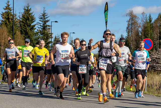 Både fartsholdere og løpere fikk oppleve en finfin høstdag under Norgesløpet på Jessheim. (Foto: Samuel Hafsahl)