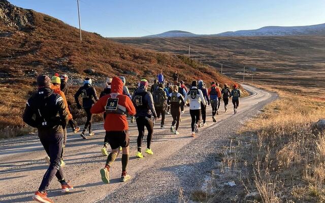 43 løpere la avgårde på Jotunheimvegen i fint høstvær kl 0700 før det ble andre rammebetingelser. (Foto: Linda Aulie Åsen)