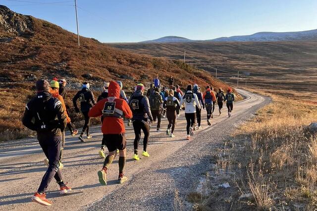 43 løpere la avgårde på Jotunheimvegen i fint høstvær kl 0700 før det ble andre   rammebetingelser. (Foto fra Skåbu Fjellmaratons facebookside)