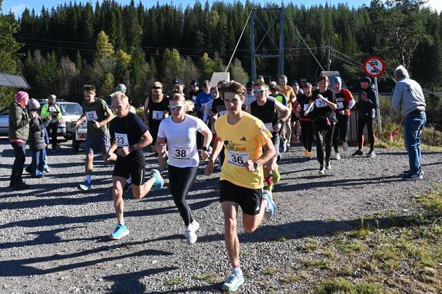 Starten fra Strandvoldbruas vestre brukar med 32 løpere i feltet. (Foto: Monika Søberg/Lokalavis Tyysil-Engerdal)