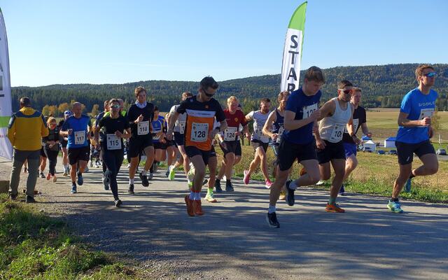 39 løpere la ut fra start på den 12 km lange runden rundt Dølisjøen midt på den solblanke søndagen på Slåstad. (Foto: Per Kr. Johansen)