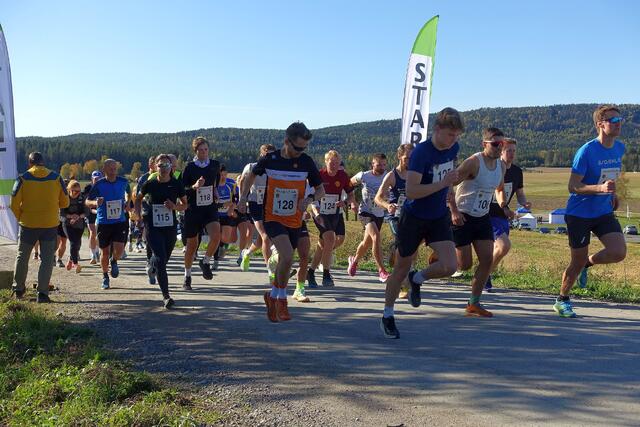 39 løpere la ut fra start på sin |2 km midt på solblanke søndagen på Slåstad. (Foto: Per Kr. Johansen)