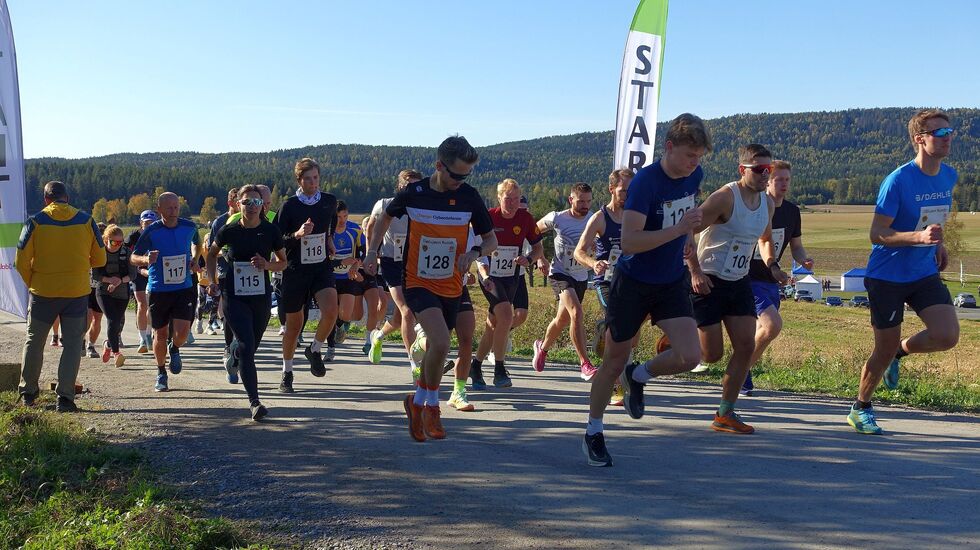 39 løpere la ut fra start på sin |2 km midt på solblanke søndagen på Slåstad. (Foto: Per Kr. Johansen)