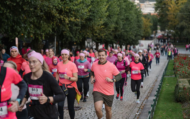 Det var rosa antrekk over store deler av Bergen sentrum da løpet pågikk. Alle viste med det sin støtte til brystkreftrammede. (Foto: Veronika Stuksrud)