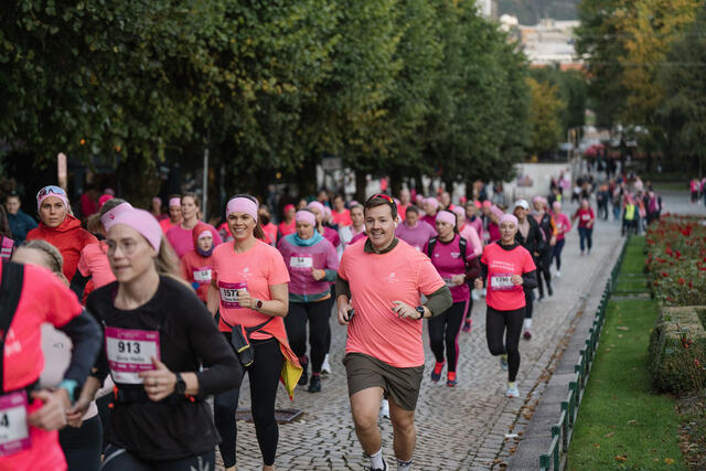 Det var rosa antrekk over store deler av Bergen sentrum da løpet pågikk. Alle viste med det sin støtte til brystkreftrammede. (Foto: Veronika Stuksrud)