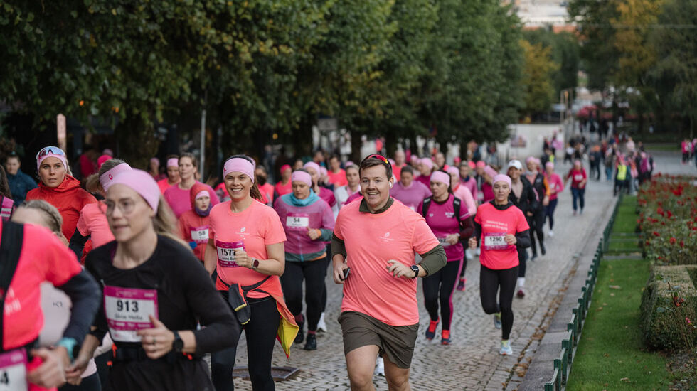 Det var rosa antrekk over store deler av Bergen sentrum da løpet pågikk. Alle viste med det sin støtte til brystkreftrammede. (Foto: Veronika Stuksrud)