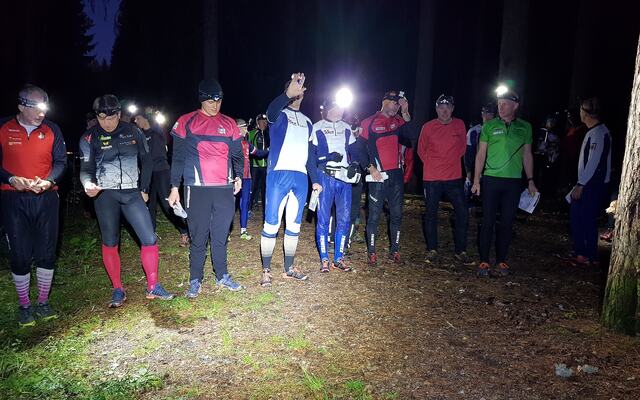 Klart til start for «Långa natten » på 4,1 km i de mørke svenske skoger. (Foto: Stein Arne Negård)
