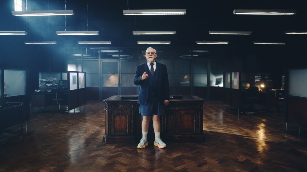 I en Asics-kampanje oppfordrer sjefen alle til å ta pauser og bevege seg i løpet av arbeidsdagen ved skrivebordet. (Foto: Asics)