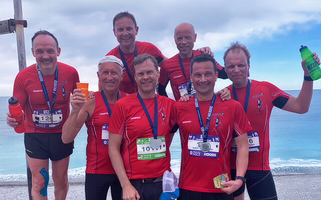 En blid gjeng fra Tromsø Løpeklubb noen timer etter målgang i Nice halvmaraton 2019. Å være tilknyttet en løpegruppe er et stort pluss. (Foto: Privat / Alf B. Dahl)