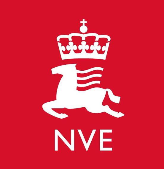 NVE logo. Hvit hest under krone med rød bakgrunn.