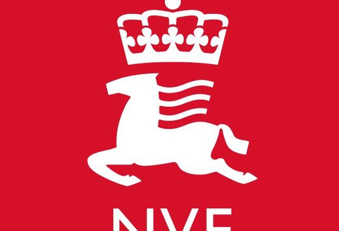 NVE logo. Hvit hest under krone med rød bakgrunn.