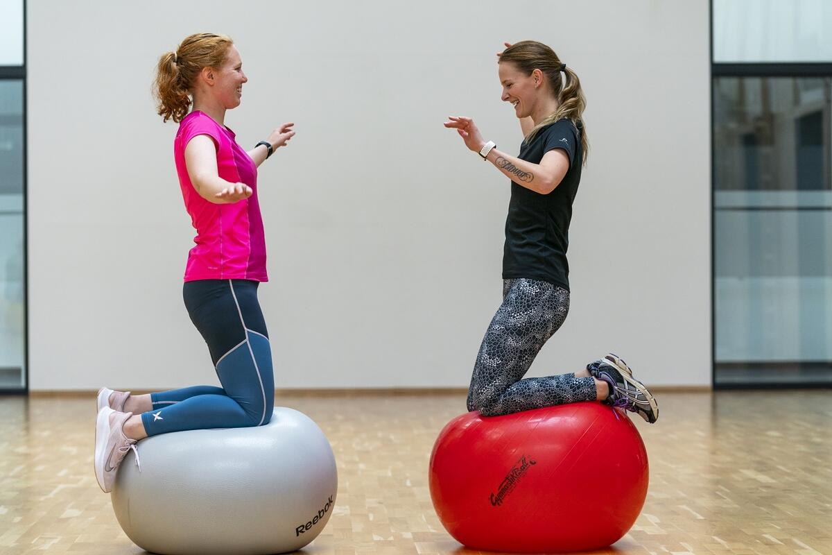 Fysiotrening på ball (Foto: Grethe Nygaard)