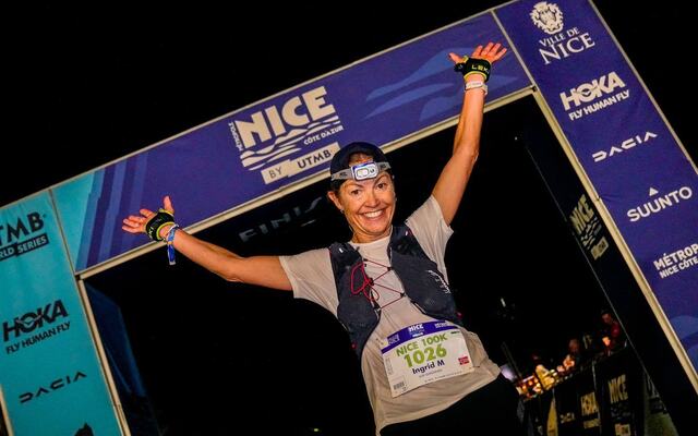 Etter 15 timer i krevende terreng kan Ingrid M Due-Gundersen juble over seier i ultraløpet 100k Roubion-Nice. (Foto: arrangør)