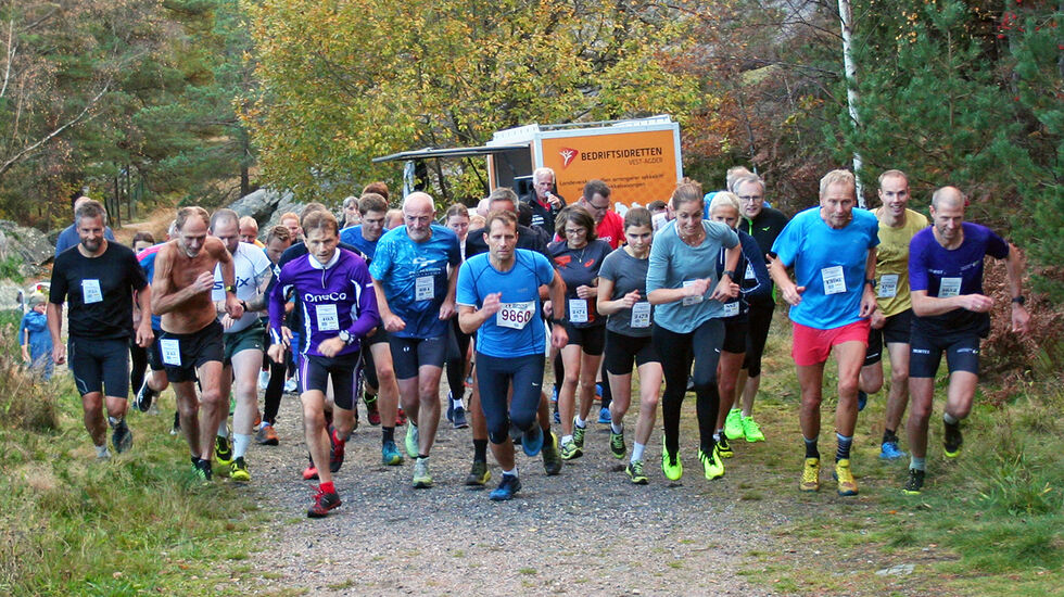 Starten går for løperne i den korte løypen. (Foto: Sverre Larsen)