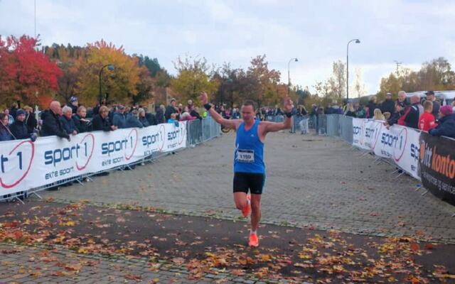 Dag Ådne Hatlevoll krysser målstreken etter fire runder og 10 km som vinner med over halvminuttet. (Foto: Roger Christiansen)