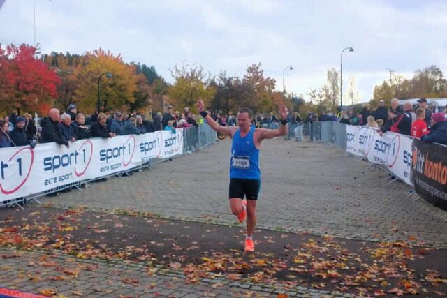 Dag Ådne Hatlevoll krysser målstreken etter fire runder og 10 km som vinner på 33:22. (Foto: Roger Christiansen)