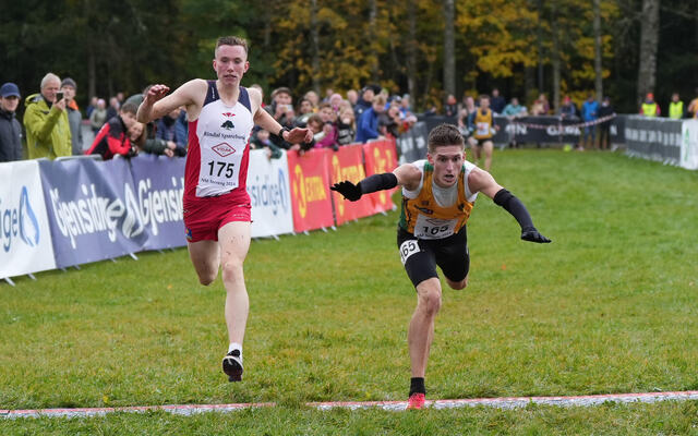 Med fall inn på oppløpet var det såvidt Andreas Fjeld Halvorsen holdt seg foran Magnus Øyen til målstreken. Han hadde nok vunnet også uten svalestupet á la Ingebrigtsen. (Foto: Einar Børve)