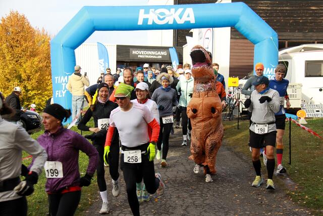 Fra en av de 12 startene fra Presterudhallen lørdag men en overraskelse i feltet. (Foto: Hamarløperne)