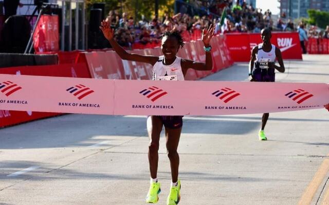 Ruth Chepngetich ble historisk da hun krysset målstreken under to timer og ti minutter med tre sekunders margin i Chicago søndag. (Foto fra løpets facebookside)