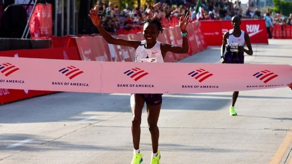 Ruth Chepngetich ble historisk da hun krysset målstreken under to timer og ti minutter med tre sekunders margin i Chicago søndag. (Foto fra løpets facebookside)