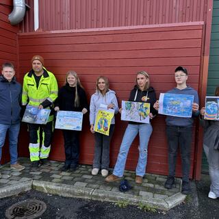 Bilde av ungdommene som vant konkurransen, sammen med Geir Lønning og Lars Kristian Larsen fra Larsen puslespillfabrikk.