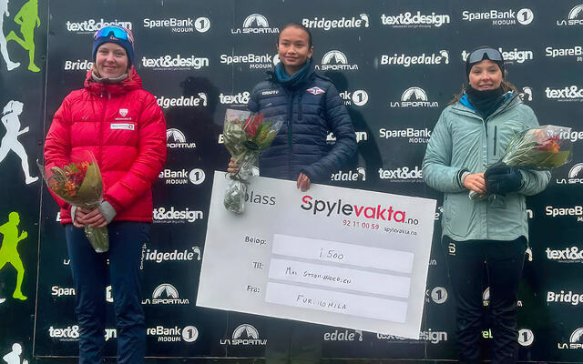 Omlag 1500 løpere stilte til start på en av distansene i årets Furumumila. 12 år gamle May Strøm-Andersen var raskest av alle jenter og kvinner på 5 kilometeren. (Foto: Arrangøren)